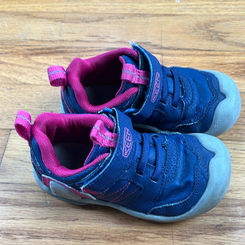 KEEN Child Knotch Peak Lightweight Durable Sneakers pink and navy
